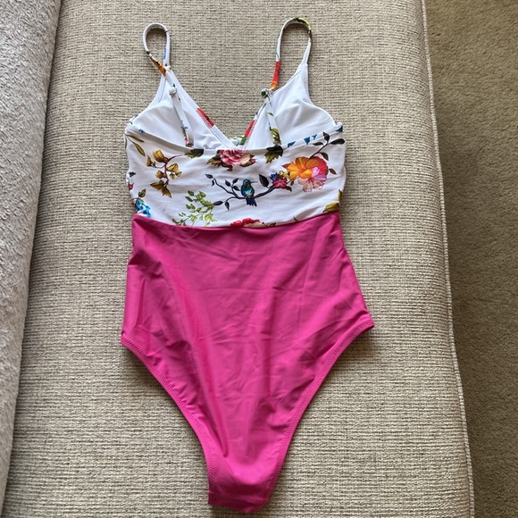 Cupshe One-Piece Swimsuit - Picture 3 of 10